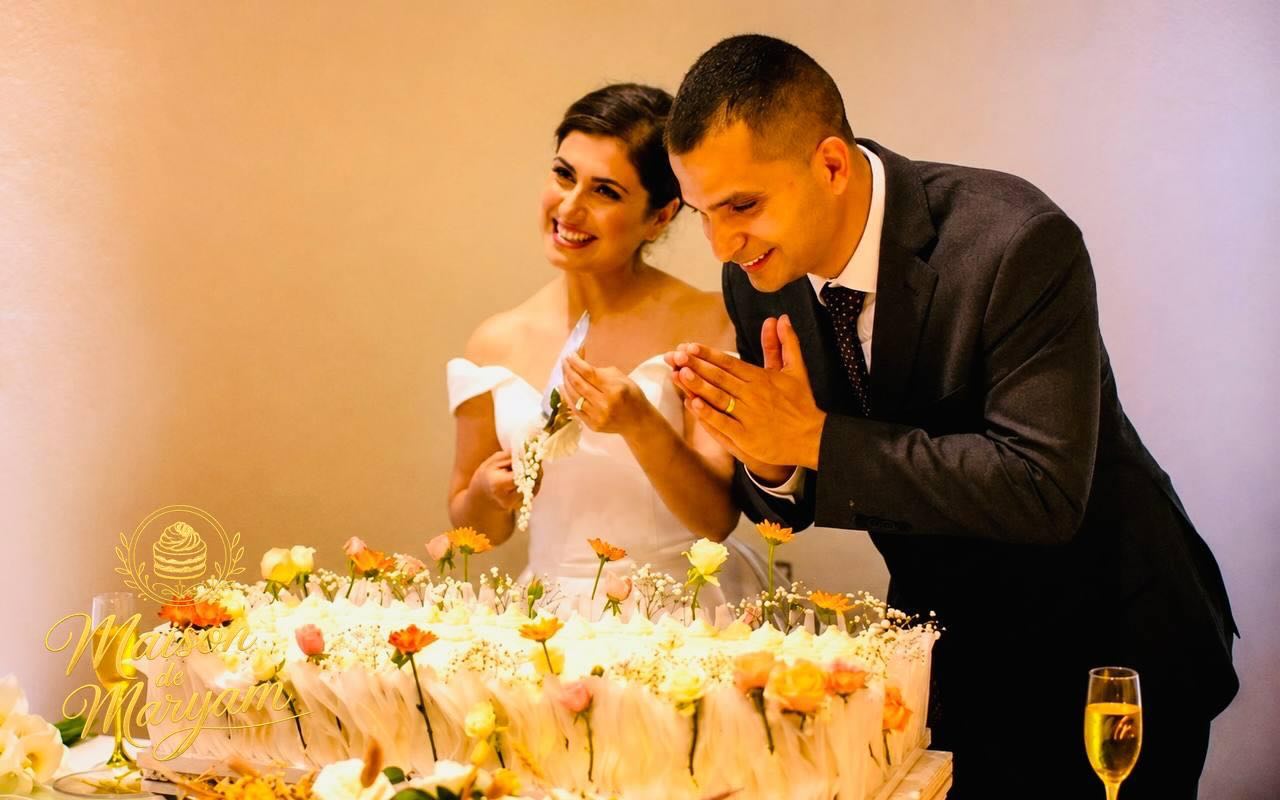 Not just a wedding cake… a whole moment Seeing the bride & groom this happy over my creation means everything @talieh_rashidi